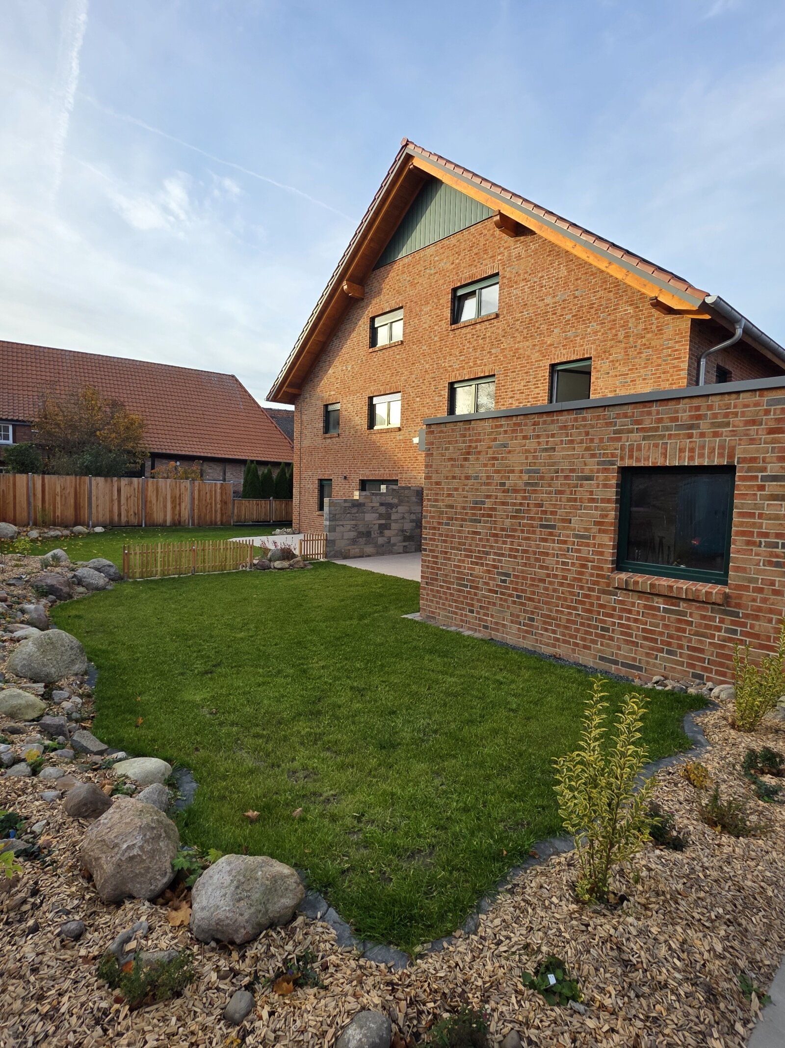 DHH mit viel Platz für die große Familie/ Erstbezug