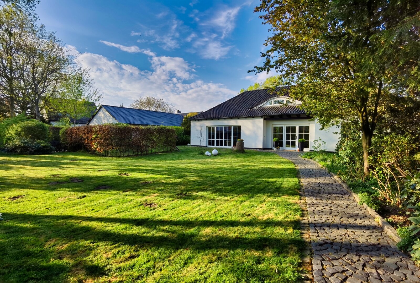 Elegantes Wohnen in ruhiger Wohnlage mit viel Platz und Charme 